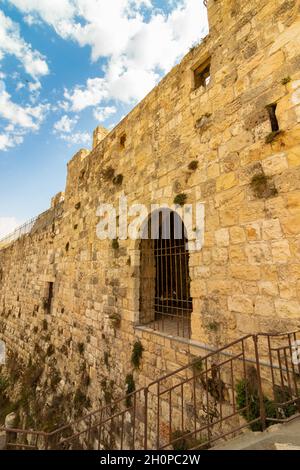 jérusalem-israël.13-10-2021.Les célèbres et anciens murs autour de la vieille ville et du quartier juif de Jérusalem, sur fond de ciel bleu Banque D'Images