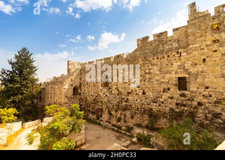 jérusalem-israël.13-10-2021.Les célèbres et anciens murs autour de la vieille ville et du quartier juif de Jérusalem, sur fond de ciel bleu Banque D'Images