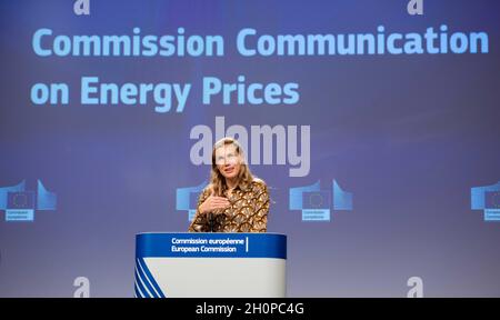 (211014) -- BRUXELLES, le 14 octobre 2021 (Xinhua) -- le commissaire européen à l'énergie Kadri Simson donne une conférence de presse sur la communication sur les prix de l'énergie à Bruxelles, Belgique, le 13 octobre 2021.ALLER AVEC « la Commission européenne présente une boîte à outils pour contrer la hausse du prix de l'énergie » (Union européenne/document via Xinhua) Banque D'Images