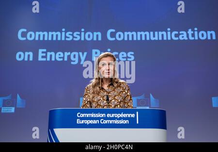 (211014) -- BRUXELLES, le 14 octobre 2021 (Xinhua) -- le commissaire européen à l'énergie Kadri Simson donne une conférence de presse sur la communication sur les prix de l'énergie à Bruxelles, Belgique, le 13 octobre 2021.ALLER AVEC « la Commission européenne présente une boîte à outils pour contrer la hausse du prix de l'énergie » (Union européenne/document via Xinhua) Banque D'Images