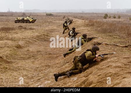 Voronezh, Russie.04e avril 2019.Les officiers de l'OMON avancent sur un large front pendant la phase de terrain de l'exercice.Un exercice tactique et spécial complexe a eu lieu dans la région de Voronezh.Y ont assisté des employés et des militaires de la Garde nationale et des bureaux régionaux des services de l'électricité de l'État.(Photo de Mihail Siergiejewicz/SOPA Imag/Sipa USA) crédit: SIPA USA/Alay Live News Banque D'Images