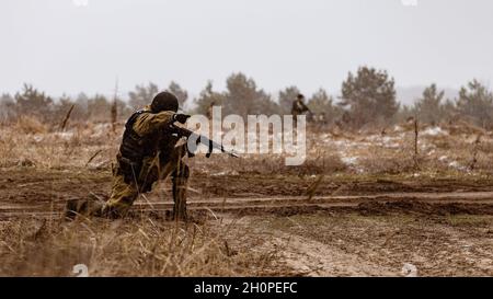 Voronezh, Russie.04e avril 2019.Un officier de l'OMON (police anti-émeute) signale une direction dangereuse à l'unité pendant la phase de terrain de l'exercice.Un exercice tactique et spécial complexe a eu lieu dans la région de Voronezh.Y ont assisté des employés et des militaires de la Garde nationale et des bureaux régionaux des services de l'électricité de l'État.(Photo de Mihail Siergiejewicz/SOPA Imag/Sipa USA) crédit: SIPA USA/Alay Live News Banque D'Images