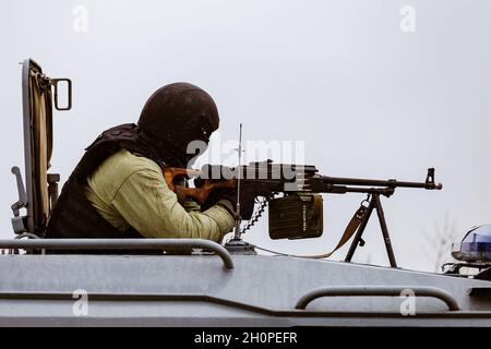 Voronezh, Russie.04e avril 2019.Une mitrailleuse tirant à partir d'un véhicule blindé de la Garde au stade de l'exercice.Un exercice tactique et spécial complexe a eu lieu dans la région de Voronezh.Y ont assisté des employés et des militaires de la Garde nationale et des bureaux régionaux des services de l'électricité de l'État.(Photo de Mihail Siergiejewicz/SOPA Imag/Sipa USA) crédit: SIPA USA/Alay Live News Banque D'Images