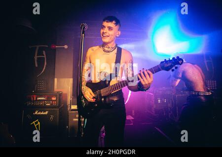 13 octobre 2021 : LE HARA, un groupe alternatif/rock comprenant Josh Taylor (avant-scène), Zack Breen (guitare) et Jack Kennedy (batterie), se produit à la Foundry à Sheffield dans le cadre de leur tournée britannique en 2021.Le spectacle a été reporté en raison de la pandémie de Covid-19.(Image de crédit : © Myles Wright/ZUMA Press Wire) Banque D'Images