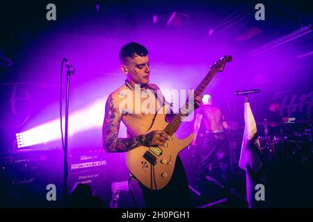 13 octobre 2021 : LE HARA, un groupe alternatif/rock comprenant Josh Taylor (avant-scène), Zack Breen (guitare) et Jack Kennedy (batterie), se produit à la Foundry à Sheffield dans le cadre de leur tournée britannique en 2021.Le spectacle a été reporté en raison de la pandémie de Covid-19.(Image de crédit : © Myles Wright/ZUMA Press Wire) Banque D'Images