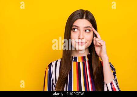 Photo de jeune fille attrayante doigt tête tactile penser mémoire oublier se rappeler isolé sur fond jaune de couleur Banque D'Images