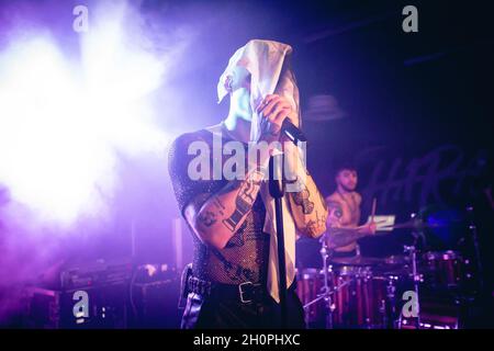 13 octobre 2021 : LE HARA, un groupe alternatif/rock comprenant Josh Taylor (avant-scène), Zack Breen (guitare) et Jack Kennedy (batterie), se produit à la Foundry à Sheffield dans le cadre de leur tournée britannique en 2021.Le spectacle a été reporté en raison de la pandémie de Covid-19.(Image de crédit : © Myles Wright/ZUMA Press Wire) Banque D'Images