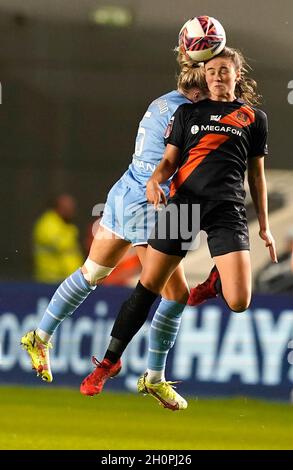 Manchester, Angleterre, 13 octobre 2021.Megan Finnigan of Everton (R) remporte un titre d'Alex Greenwood de Manchester City lors du match de la coupe de la Ligue continentale des femmes de la FA au stade Academy, à Manchester.Le crédit photo devrait se lire: Andrew Yates / Sportimage Banque D'Images