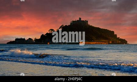 Coucher de soleil spectaculaire sur le mont St michaels dans le marazion de la baie de Mount, en cornouailles, en angleterre Banque D'Images