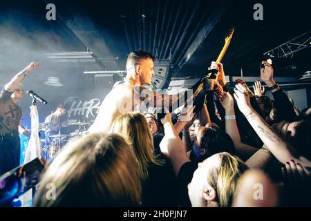 13 octobre 2021 : LE HARA, un groupe alternatif/rock comprenant Josh Taylor (avant-scène), Zack Breen (guitare) et Jack Kennedy (batterie), se produit à la Foundry à Sheffield dans le cadre de leur tournée britannique en 2021.Le spectacle a été reporté en raison de la pandémie de Covid-19.(Image de crédit : © Myles Wright/ZUMA Press Wire) Banque D'Images