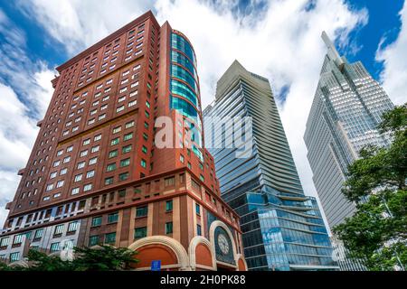 Des immeubles de grande hauteur qui s'élèvent au soleil du matin montrent le fort développement économique de Ho Chi Minh-ville, Vietnam Banque D'Images