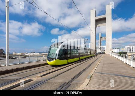 Brest (Bretagne, Nord-Ouest de la France) : tram du réseau de transports publics BIBUS dans la métropole de Brest.Tram sur le pont de Recouvrance Banque D'Images