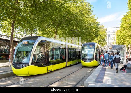 Brest (Bretagne, Nord-Ouest de la France) : tram du réseau de transports publics BIBUS dans la métropole de Brest.Deux trams à un arrêt de tramway sur la « place de Banque D'Images