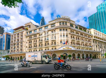 Palais royal le long d'un boulevard animé avec le style architectural français décorent de nombreuses fenêtres attire les voyageurs d'affaires à la station à Ho Chi Minh, Vietnam Banque D'Images