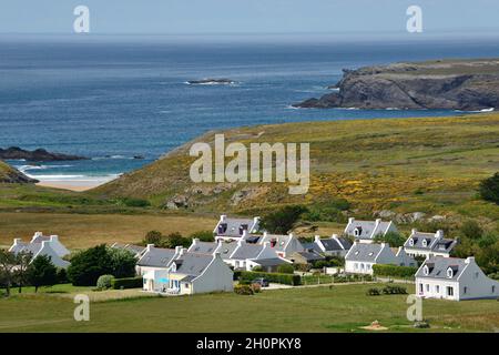 Île de ÒBelle Ile en Mer (au large des côtes de Bretagne, au nord-ouest de la France) : hameau vu du phare de Goulphar Banque D'Images