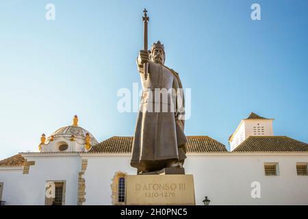 Monument du roi Alfonso III devant le musée de Faro, Algarve, Portugal du sud Banque D'Images