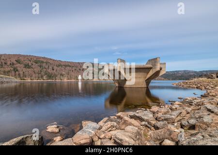 Barrage d'eau potable à Frauenau dans la forêt bavaroise avec débordement de sortie en été avec peu d'eau remplie à la saison sèche, Allemagne Banque D'Images