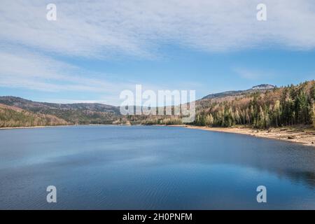 Barrage d'eau potable à Frauenau dans la forêt bavaroise avec débordement de sortie en été avec peu d'eau remplie à la saison sèche, Allemagne Banque D'Images