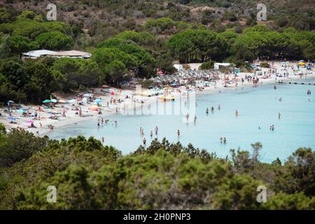 Corse: plage dans la baie de Santa Giulia avec des touristes et de l'eau translucide, en Corse du Sud Banque D'Images