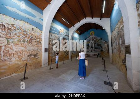 Les Baux de Provence (sud-est de la France) : intérieur de la Chapelle des Pénitents blancs avec des fresques modernes et colorées d'Yves Brayer Woman et chi Banque D'Images