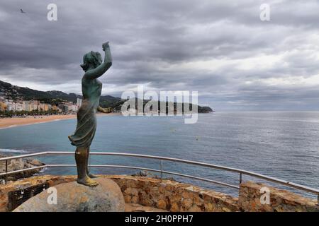 LLORET DE MAR, ESPAGNE - 6 OCTOBRE 2021 : monument de l'espace public Dona Marinera (épouse des pêcheurs).La statue de bronze a été commandée en 1966, faite par ar Banque D'Images