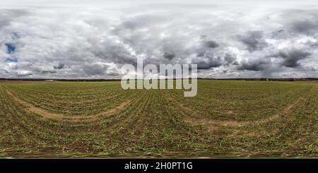 Ciel couvert vue panoramique hdri 360 parmi les champs agricoles avec des nuages gris en projection sphérique équirectangulaire, prêt pour VR AR Virtual Reality con Banque D'Images