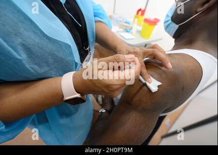 Nantes (nord-ouest de la France) : centre de vaccination Covid 19 au parc des expositions de Beaujoire le 12 juin 2021.Vaccination avec le vaccin Pfizer BioNTech Banque D'Images