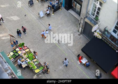 Nantes (nord-ouest de la France) : marché aux fruits et légumes dans une rue piétonne du centre-ville, rue "Guepin" Banque D'Images