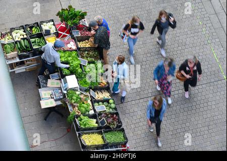 Nantes (nord-ouest de la France) : marché aux fruits et légumes dans une rue piétonne du centre-ville, rue "Guepin" Banque D'Images