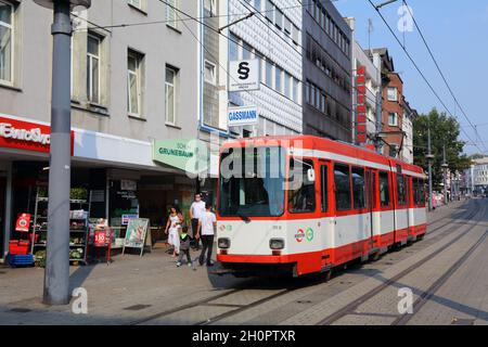 WITTEN, ALLEMAGNE - 16 SEPTEMBRE 2020 : les gens sont en tram dans le centre-ville de Witten, en Allemagne.Witten est une grande ville de la Rhénanie-du-Nord-Westphalie. Banque D'Images