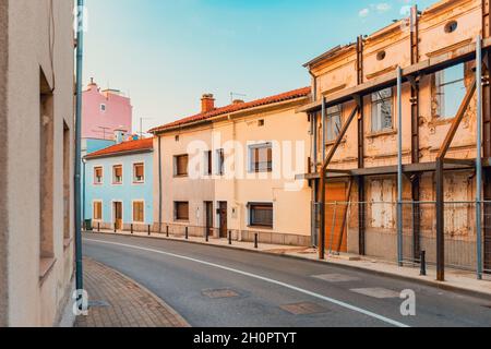 Rue vide dans la petite ville croate de Crikvenica sur la côte Adriatique, début de matinée d'été Banque D'Images