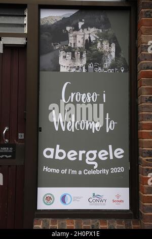 Une affiche à l'entrée de la vieille mairie d'Abergele annonçant Je suis Une célébrité Me faire sortir d'ici en 2020 Banque D'Images