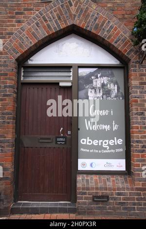 Porte de la vieille mairie, Abergele, au nord du pays de Galles, avec un panneau publicitaire Je suis Une célébrité Obtenez-moi d'ici en 2020. Banque D'Images
