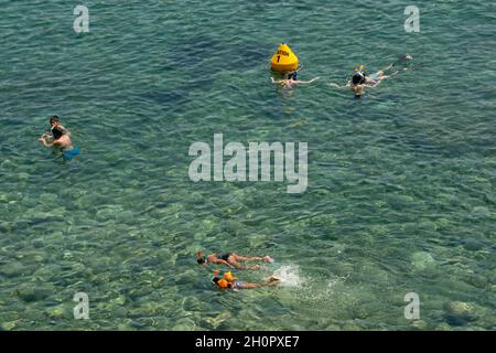 Cerbere (sud de la France) : le sentier sous-marin de Cerbere Banyuls, sentier de plongée libre, dans la réserve marine naturelle de Cerbere Banyuls.Plongeurs et flotteurs i Banque D'Images