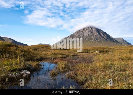 Buachille Etive Mòr - Stob Dearg capturé lors d'une journée d'automne ensoleillée dans les Highlands écossais.La montagne la plus emblématique d'Écosse. Banque D'Images