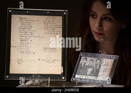 Deux des listes de la série Beatles, manuscrites par Paul McCartney 1960-1963 à Bonhams à Londres, avant qu'elles ne soient offertes dans leur prochaine vente de souvenirs musicaux à LOS ANGELES.Date de la photo: Jeudi 14 octobre 2021. Banque D'Images