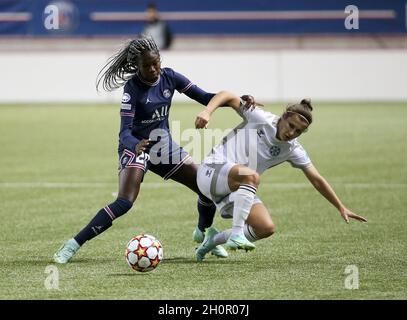 Aminata Diallo du PSG, Olha Ovdiychuk de Kharkiv pendant la Ligue des champions de l'UEFA, le match de football du Groupe B entre Paris Saint-Germain (PSG) et le FC Kharkiv le 13 octobre 2021 au stade Jean Bouin à Paris, France - photo: Jean Catuffe/DPPI/LiveMedia Banque D'Images