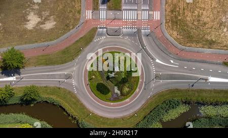 Drone aérien de haut en bas vue d'une petite rotonde sur une route calme Banque D'Images