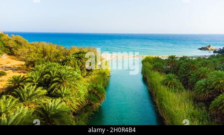 Panorama de la plage des Palmiers à la mer de Libye, rivière et forêt de palmiers, sud de la Crète , Grèce Banque D'Images