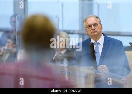 Magdebourg, Allemagne.14 octobre 2021.Reiner Haseloff (CDU), ministre-président de Saxe-Anhalt, se tient au pupitre de la salle plénière du Parlement de l'État et écoute une question.Là, le père de l'État a fait une déclaration du gouvernement sur le sujet "nous formons Saxe-Anhalt.Fort.Moderne.Résistant aux crises.Juste.'En outre, les restrictions de Corona dans les écoles ont été débattues entre autres.Credit: Klaus-Dietmar Gabbert/dpa-Zentralbild/dpa/Alay Live News Banque D'Images