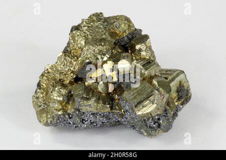 Gros plan de l'échantillon minéral de pyrite de fer doré de Fools isolé sur fond blanc Banque D'Images