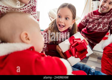 Photo de doux impressionné grande famille habillée pullovers nouvel an souriant obtenir des cadeaux intérieur maison maison chambre Banque D'Images