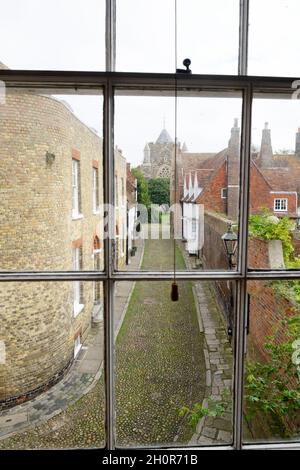 Vue sur West Street jusqu'à la tour de l'église St Mary de l'auteur américain Henry James Lamb House window Rye East Sussex Angleterre Royaume-Uni KATHY DEWITT Banque D'Images