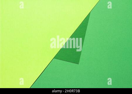 Composition avec de grandes feuilles de papier en vert. Banque D'Images