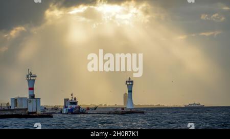 Izmir, Turquie, 12/10/2021, vie quotidienne en automne pendant l'épidémie de Covid-19 à Kordon Seaside.Les gens marchent dans la région la plus connue d'Izmir par temps nuageux et pluvieux. Banque D'Images