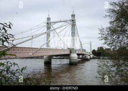 Rowland Mason Ordish et le pont Albert de Joseph Bazalgette (alias la Dame des tremblements) sur la Tamise à Battersea, Londres, Angleterre, Royaume-Uni Banque D'Images
