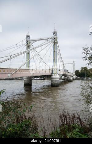 Rowland Mason Ordish et le pont Albert de Joseph Bazalgette (alias la Dame des tremblements) sur la Tamise à Battersea, Londres, Angleterre, Royaume-Uni Banque D'Images