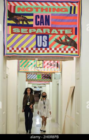 Somerset House, Londres, Royaume-Uni, 14 octobre 2021.Le personnel marche sous rien ne peut nous séparer (2021), Lakwena MacIver, patchwork cousu à la main avec appliqué.Avec l'aimable autorisation de Vigo Gallery.Conçu pour la première fois comme un tableau en 2020, le travail a évolué en une série plus vaste qui a pris un sens plus large alors que le monde a été témoin de la dure réalité de la pandémie de coronavirus.1-54 est le principal salon international de l'art consacré à l'art contemporain de l'Afrique et de sa diaspora.Il revient à Londres pour sa 9e édition, présentant les travaux de 48 grandes galeries internationales de 23 pays. Banque D'Images