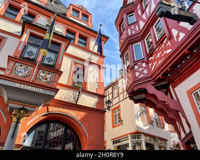 DEU, Deutschland, Rheinland-Pfalz, Bernkastel-Kues, 10.10.2021: Fassaden Alter Gebaeude am Marktplatz von Bernkastel-Kues an der Mosel Banque D'Images