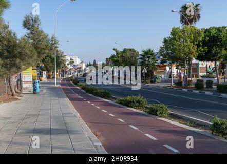 Protaras, Chypre - octobre 6.2019. Piste cyclable le long de l'avenue Cavo Grecko Banque D'Images